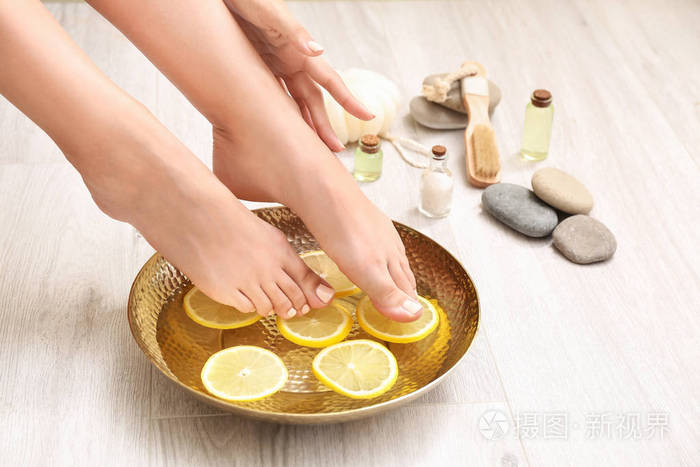 年轻女子在美容院接受spa足疗照片-正版商用图片2ohpxa-摄图新视界