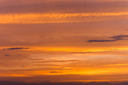 戏剧性的夕阳天空中弥漫着橙色和黄色的鲜艳色彩.对比度低调照片