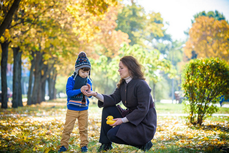 秋天妈妈孩子图片