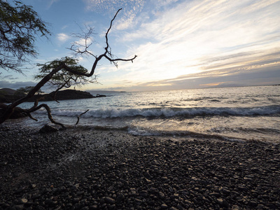 幽静的毛伊岛岩石海滩海湾日落图片