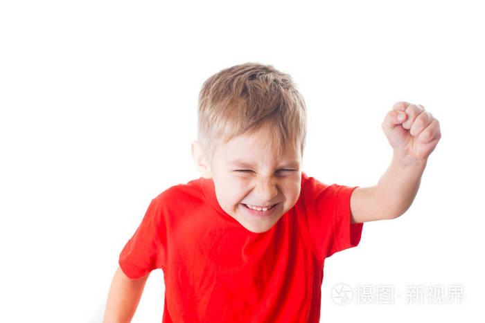 快乐的小男孩举起手来胜利