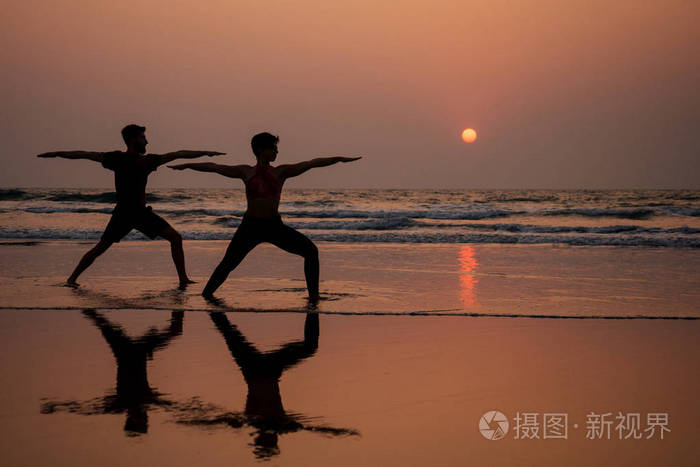 海滩上的穆拉达拉斯瓦德希斯塔娜摩尼普拉坦陀罗瑜伽男男女女坐在海边