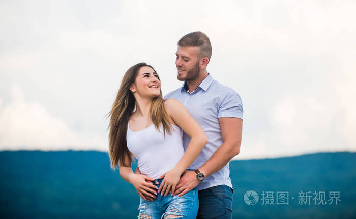 可爱甜蜜的关系相爱的情侣双目标概念男女拥抱自然背景家庭之爱忠诚和