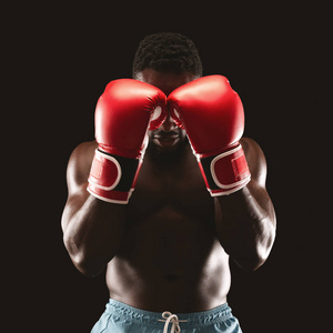 职业拳击手展示防守姿势的肖像图片