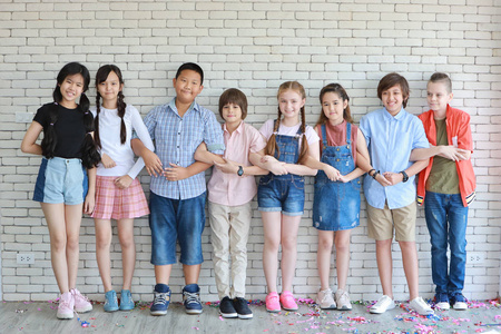 一群多民族学校的孩子在课堂上手拉手排队照片