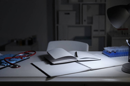 深夜医生工作场所照片