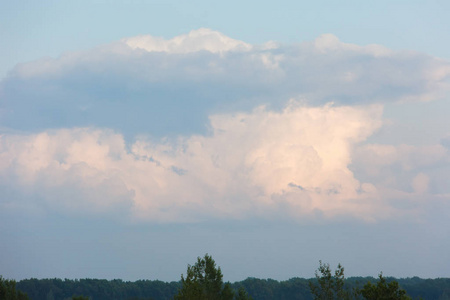 暴风雨前多云的天气.照片