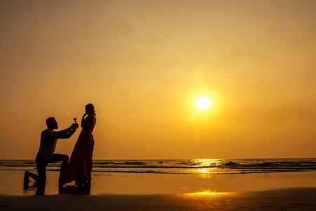 日落时在海边海边浪漫求婚.
