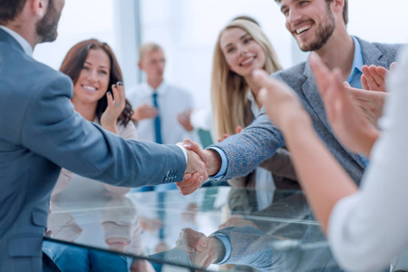 自信的合伙人图片