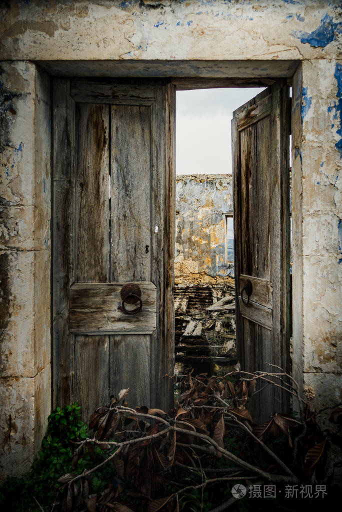 破烂的旧门照片-正版商用图片2ois7q-摄图新视界