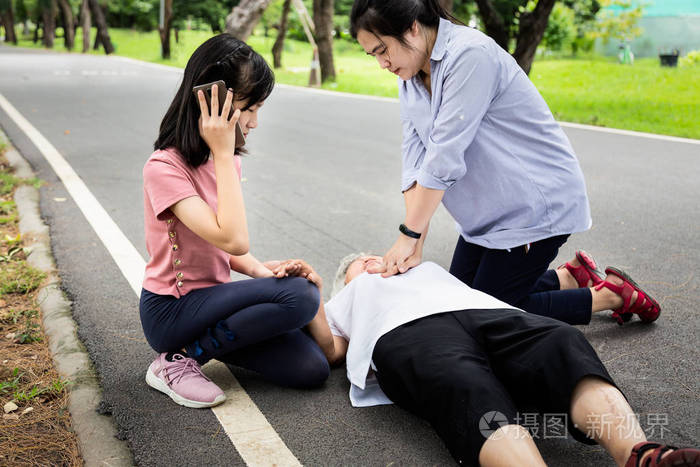 亚裔母亲急救紧急心肺复苏术对昏迷的老奶奶同时女儿叫救护车,女子