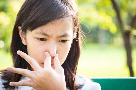 掐鼻子恶心他脸上因为有异味,有东西臭了,女青少年手势用手指捏鼻子