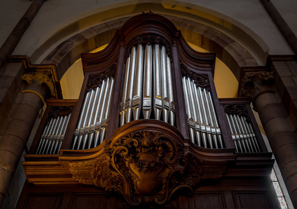 乐器教堂里历史悠久的管风琴音乐风琴用各种尺寸的钢筘金属管材的管