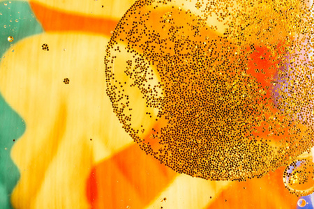 油滴分子彩色背景上的油泡的宏观拍摄照片