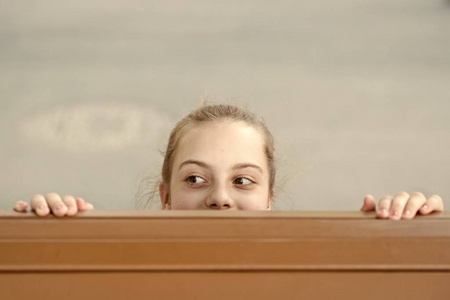 女人躲起来了可爱的小猫蜷缩着,想让自己一个人睡觉,躲起来穿针织毛衣