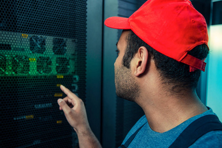 托管机密认真聪明的男工程师专心工作照片