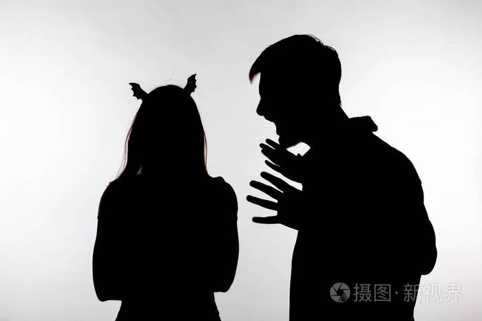 一对男人对着女人大喊大叫,在白色背景上孤立的工作室剪影中争吵.