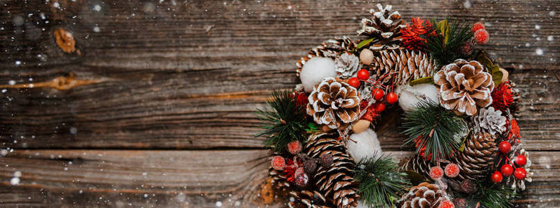 云杉和圣诞装饰品的新年花环图片