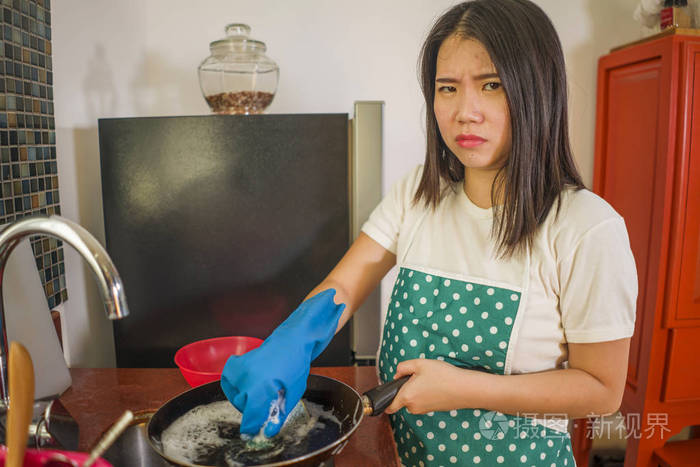 家庭琐事生活方式年轻疲惫和紧张的亚裔韩国妇女穿着围裙在厨房洗碗盆