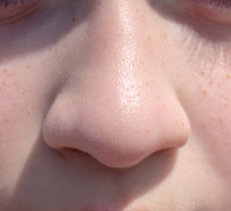 鼻子少女特写前视图照片