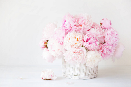 美丽的粉红色牡丹花花瓶图片