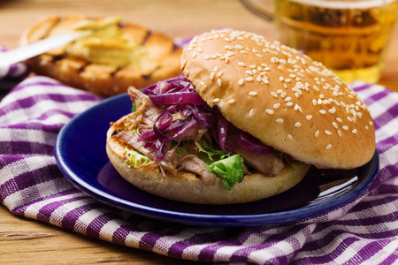 红葱生菜鸭肉汉堡.照片