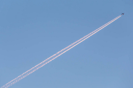 飞机的反转轨迹照片