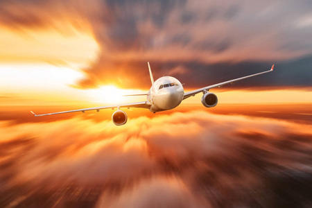 乘飞机在日出时迅速上升到云层之上,在城市大都市的景色中旅行.照片