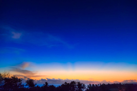 古巴加勒比海上空的云层中日出照片