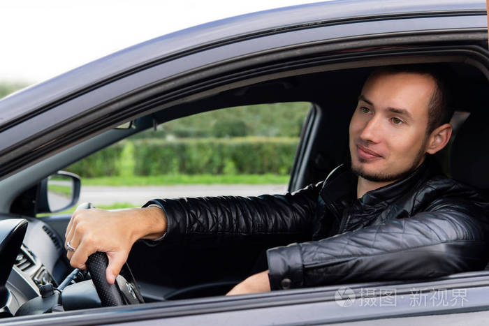 在城市街道上开车的年轻人