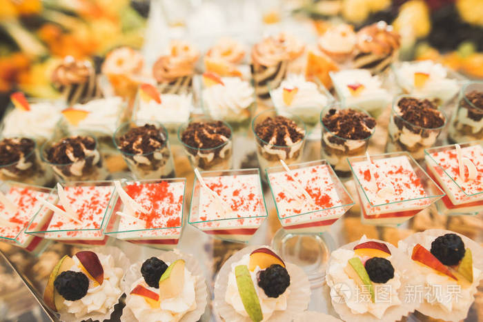 婚礼糖果自助餐上的美味甜点甜点纸杯蛋糕