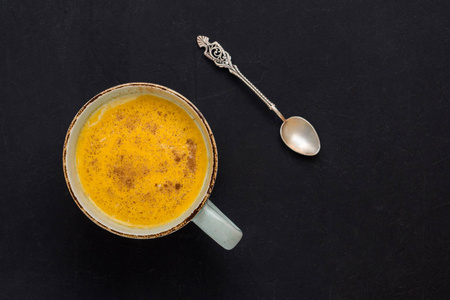 姜黄拿铁加牛奶和肉桂.健康和活力的长生不老药.