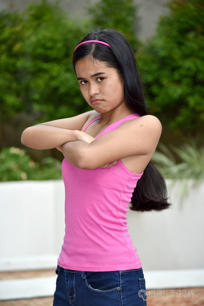 倔强的亚洲女少年