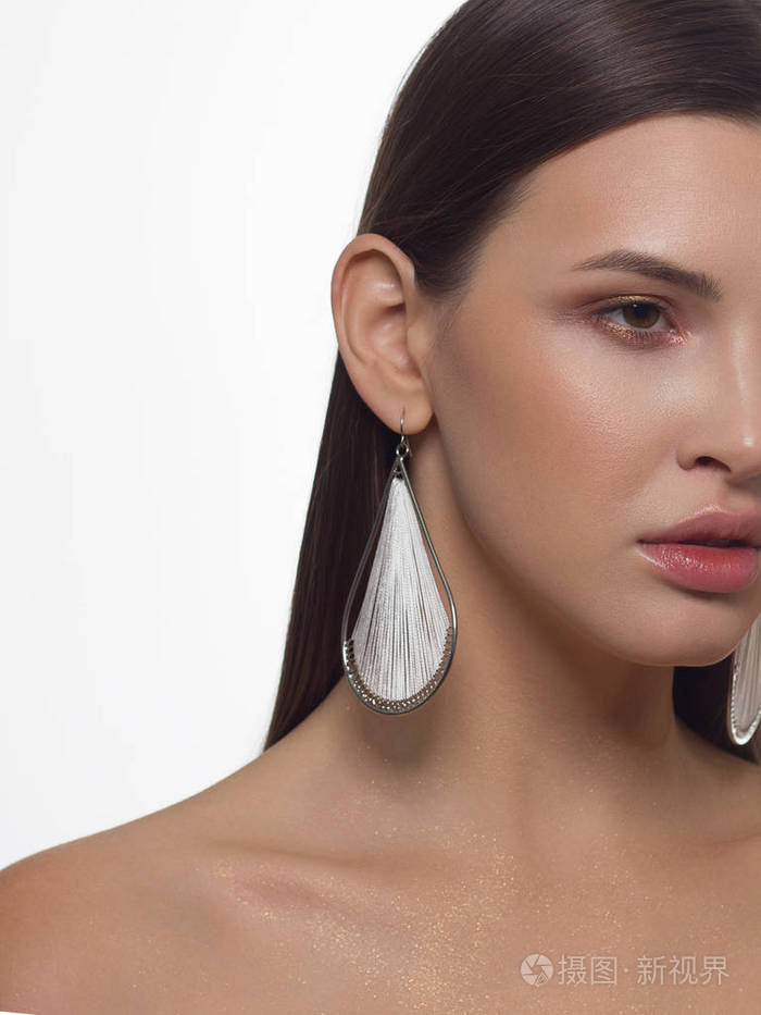 一个头发笔直皮肤干净的女人的半张脸的特写白天化妆造型和优雅的装饰