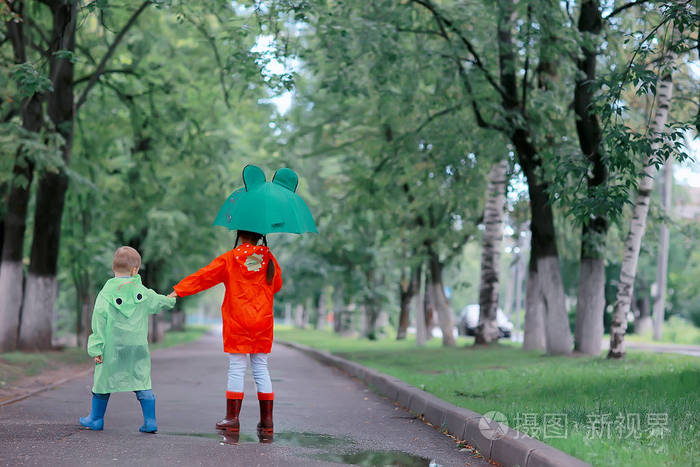 女孩 早产 闲暇 在一起 小孩 季节 自然 步行 快乐 雨伞