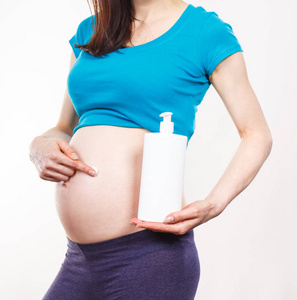 孕妇在腹部涂抹保湿乳液图片