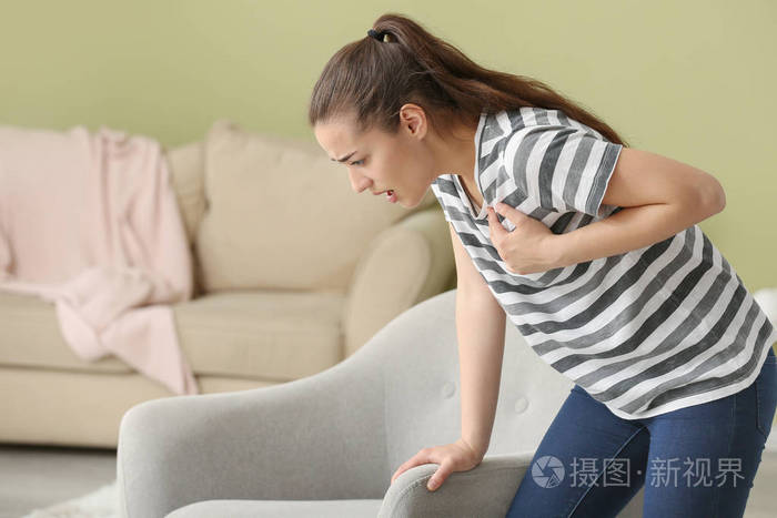 家中心脏病发作的年轻女子