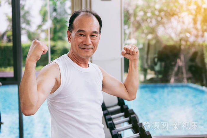 健康快乐的老爷爷在健身房健身