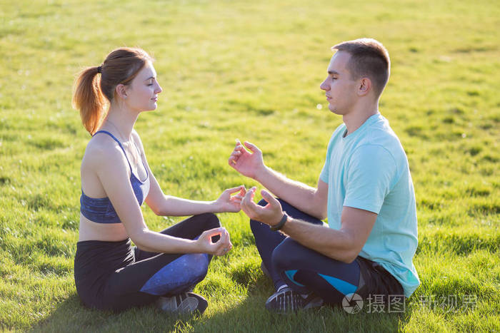 年轻夫妇在户外玩耍。男人和女人一起冥想