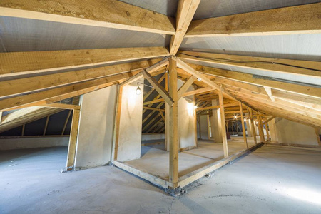 阁楼建筑物有木梁屋顶结构的建筑物的阁楼.照片
