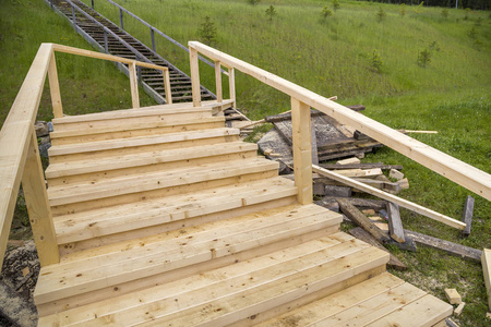 户外的新木楼梯.木匠工作.照片