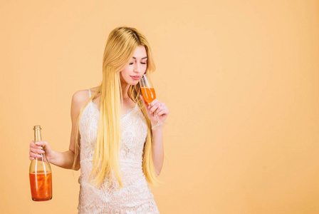 女侍者在工作.喝白兰地.宿醉.派对庆典.坏习惯.性感女人喝酒.