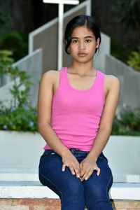 一个不动感情的年轻的亚洲女性图片