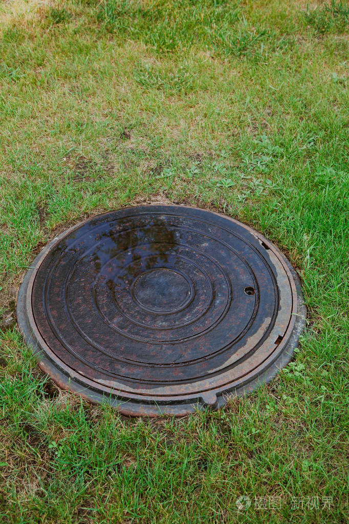 草坪上的封闭式下水道井