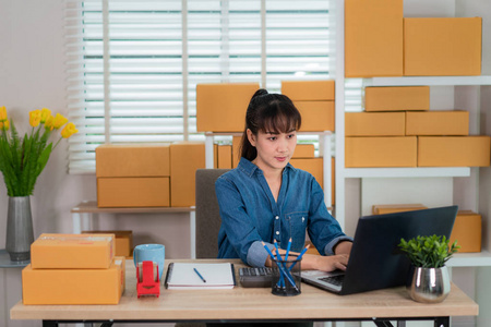 迷人美丽的亚洲少女老板在h工作照片