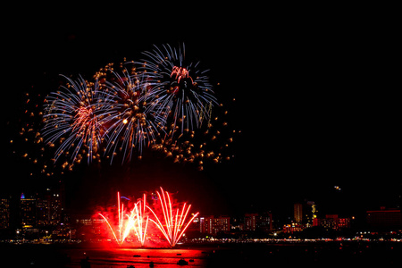 许多闪烁的烟花与夜景背景庆祝图片