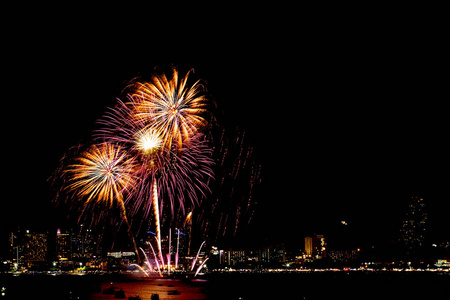 许多闪烁的烟花与夜景背景庆祝图片