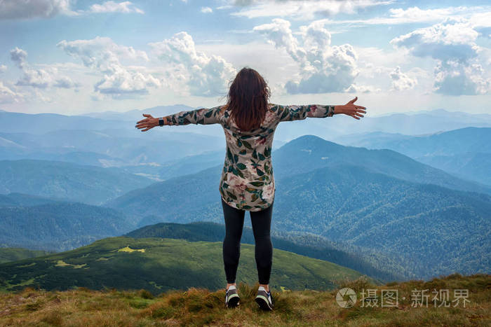 女人站在山顶孤独图片图片