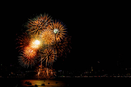 许多闪烁的烟花与夜景背景庆祝图片