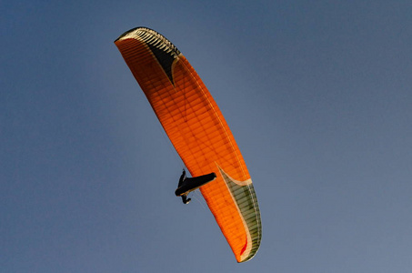 三翼伞飞行器飞采用夏和煦的:照到阳光的一天.